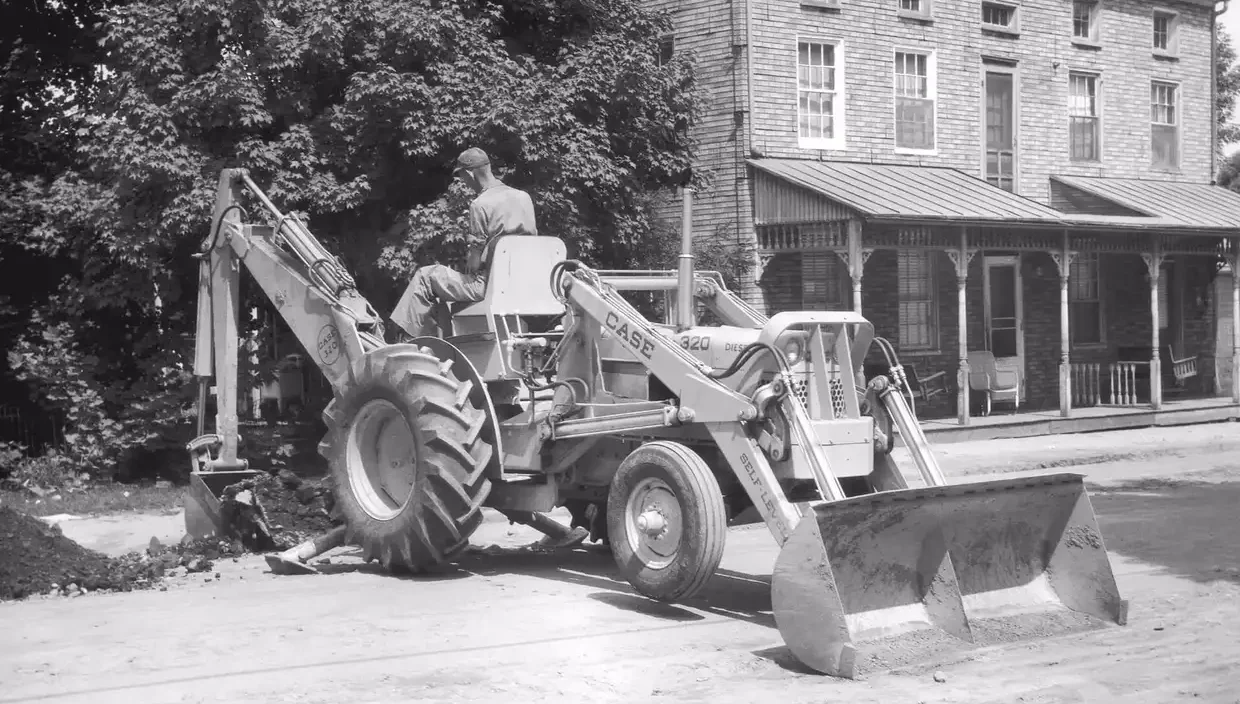 Pierwsza na świecie koparko-ładowarka CASE 320 podczas pracy, przełomowy model wprowadzony na rynek w 1957 roku.
